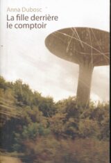 La fille deriière le comptoir