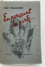 En poussant la porte